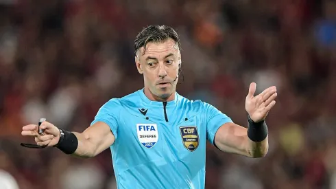 RJ – RIO DE JANEIRO – 20/07/2025 – BRASILEIRO A 2025, FLAMENGO X FLUMINENSE – O arbitro Raphael Claus durante partida entre Flamengo e Fluminense no estadio Maracana pelo campeonato Brasileiro A 2025.