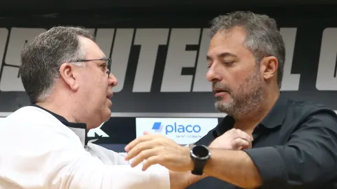 SP – SANTOS – 25/06/2025 – SANTOS, APRESENTACAO – O presidente Marcelo Teixeira ao lado de Alexandre Mattos durante sua apresentacao oficial em coletiva de imprensa realizada no Vila Belmiro.