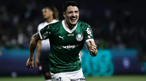 SP – BARUERI – 12/04/2025 – BRASILEIRO A 2025, PALMEIRAS X CORINTHIANS – Joaquin Piquerez jogador do Palmeiras comemora seu gol durante partida contra o Corinthians no estadio Arena Barueri pelo campeonato Brasileiro A 2025. Foto: Fabio Giannelli/AGIF