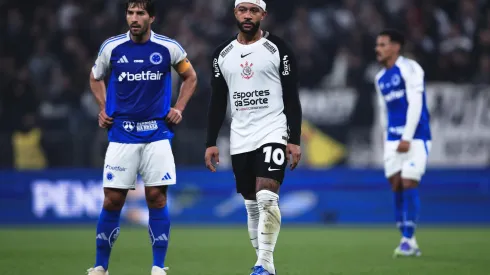 Memphis Depay jogador do Corinthians durante partida contra o Cruzeiro no estadio Arena Corinthians pelo campeonato Brasileiro A 2025. Foto: Ettore Chiereguini/AGIF