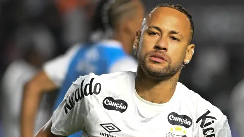 Neymar Jr, jogador do Santos, durante partida contra o Internacional no estadio Vila Belmiro pelo campeonato Brasileiro A 2025. Foto: Jota Erre/AGIF