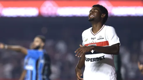 SP – SAO PAULO – 17/05/2025 – BRASILEIRO A 2025, SAO PAULO X GREMIO – Lucas Ferreira jogador do Sao Paulo lamenta durante partida contra o Gremio no estadio Morumbi pelo campeonato Brasileiro A 2025. Foto: Marcello Zambrana/AGIF