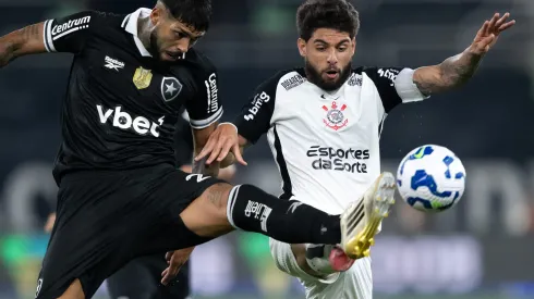 RJ – RIO DE JANEIRO – 26/07/2025 – BRASILEIRO A 2025, BOTAFOGO X CORINTHIANS – Barboza jogador do Botafogo disputa lance com Yuri Alberto jogador do Corinthians durante partida no estadio Engenhao pelo campeonato Brasileiro A 2025. Foto: Jorge Rodrigues/AGIF