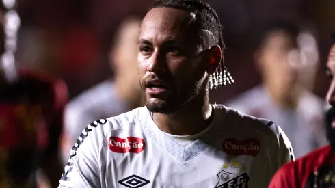 Neymar durante partida entre Sport e Santos, pelo Brasileirão, na Ilha do Retiro.