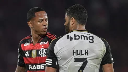 RJ – RIO DE JANEIRO – 27/07/2025 – BRASILEIRO A 2025, FLAMENGO X ATLETICO-MG – Wallace Yan jogador do Flamengo disputa lance com Hulk jogador do Atletico-MG durante partida no estadio Maracana pelo campeonato Brasileiro A 2025.