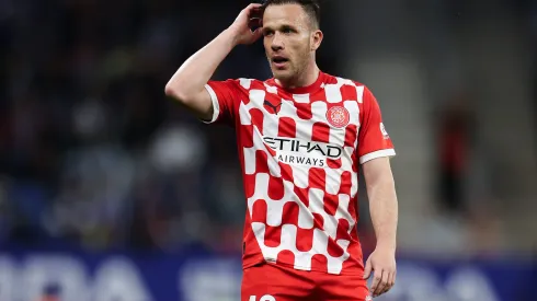 Arthur Melo em ação com a camisa do Girona (Photo by Judit Cartiel/Getty Images)