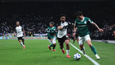 SP – SAO PAULO – 30/07/2025 – COPA DO BRASIL 2025, CORINTHIANS X PALMEIRAS – Matheus Bidu jogador do Corinthians disputa lance com Mauricio jogador do Palmeiras durante partida no estadio Arena Corinthians pelo campeonato Copa Do Brasil 2025. Foto: Ettore Chiereguini/AGIF