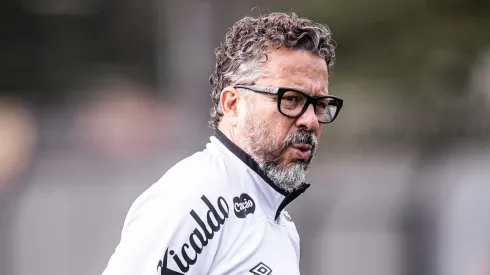 Cléber Xavier opta pela saída de medalhão e causa incômodo em jogador