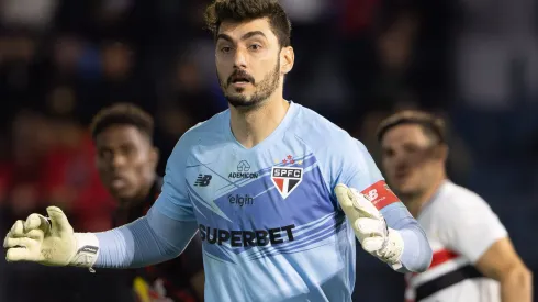 SP – BRAGANCA PAULISTA – 16/07/2025 – BRASILEIRO A 2025, BRAGANTINO X SAO PAULO – RAFAEL goleiro do Sao Paulo durante partida contra o Bragantino no estadio Cicero De Souza Marques pelo campeonato Brasileiro A 2025. Foto: Joisel Amaral/AGIF