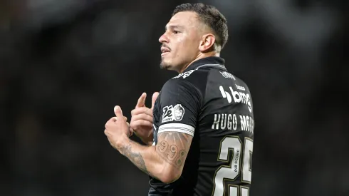 RJ – RIO DE JANEIRO – 19/07/2025 – BRASILEIRO A 2025, VASCO X GREMIO – Hugo Moura jogador do Vasco comemora seu gol anulado pelo recurso de video (VAR) durante partida contra o Gremio no estadio Sao Januario pelo campeonato Brasileiro A 2025. Foto: Thiago Ribeiro/AGIF