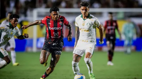 BA – SALVADOR – 14/04/2024 – BRASILEIRO A 2024, VITORIA X PALMEIRAS – Rodrigo Andrade jogador do Vitoria disputa lance com Richard Rios jogador do Palmeiras durante partida no estadio Barradao pelo campeonato Brasileiro A 2024. Foto: Jhony Pinho/AGIF