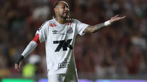 Neymar, jogador do Santos, durante a partida entre Sport e Santos no Estadio da Ilha do Retiro em Recife (PE), pelo campeonato brasileiro Serie A. Foto: Marlon Costa/AGIF