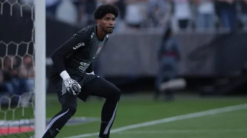 Hugo Souza foi alvo de críticas dos torcedores nas redes sociais. Foto: Ettore Chiereguini/AGIF