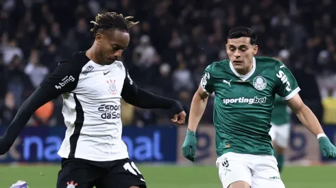 Andre Carrillo jogador do Corinthians disputa lance com Sosa jogador do Palmeiras durante partida no estadio Arena Corinthians pela Copa Do Brasil 2025. Foto: Marcello Zambrana/AGIF