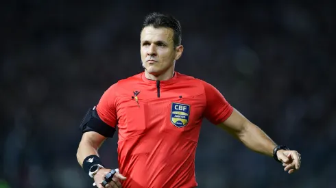 RJ – RIO DE JANEIRO – 05/10/2024 – BRASILEIRO A 2024, VASCO X JUVENTUDE – O arbitro Caio Max Augusto Vieira durante partida entre Vasco e Juventude no estadio Sao Januario pelo campeonato Brasileiro A 2024. Foto: Thiago Ribeiro/AGIF