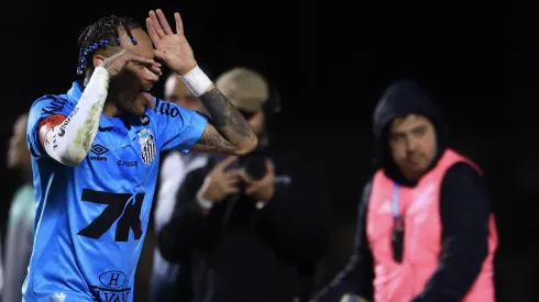 Neymar vibrando após comemorar pelo Santos – Foto: Marcello Zambrana/AGIF