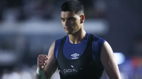 Gabriel Brazão jogador do Santos deixa o campo após partida contra o São Paulo no estádio Vila Belmiro pelo campeonato Paulista 2025. Foto: Reinaldo Campos/AGIF