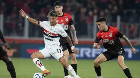Benavidez e Zapelli jogadores do Athletico-PR disputa lance com Ferreira jogador do Sao Paulo durante partida no estadio Arena da Baixada pelo campeonato Copa Do Brasil 2025. Foto: Hedeson Alves/AGIF