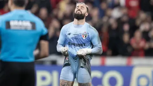 Torcida não poupou Jandrei após eliminação do São Paulo. — Foto: Hedeson Alves/AGIF