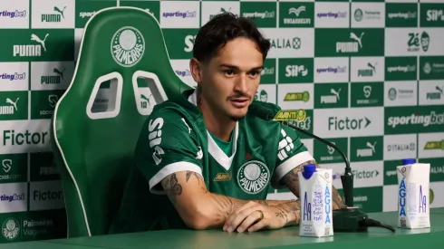 Khellven durante coletiva na Academia de Futebol. (Foto: Cesar Greco/Palmeiras/by Canon)