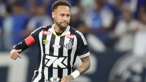 Neymar em ação pelo Santos contra o Cruzeiro – Foto: Gilson Lobo/AGIF