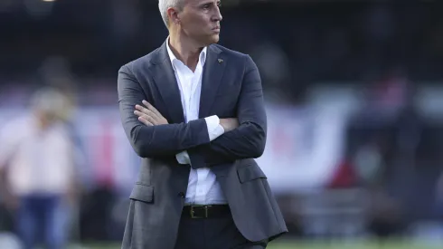 SAO PAULO, BRAZIL – JULY 27: Hernan Crespo, head coach of Sao Paulo looks on during a Brasileirao 2025 match between Sao Paulo and Fluminense at MorumBIS Stadium on July 27, 2025 in Sao Paulo, Brazil. (Photo by Alexandre Schneider/Getty Images)