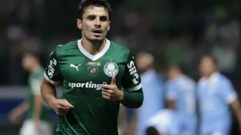 SP – SAO PAULO – 28/05/2025 – COPA LIBERTADORES 2025, PALMEIRAS X SPORTING CRISTAL – Raphael Veiga jogador do Palmeiras durante partida contra o Sporting Cristal no estadio Arena Allianz Parque pelo campeonato Copa Libertadores 2025. Foto: Marcello Zambrana/AGIF