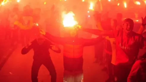 Colorados foram recebidos com as ruas de fogo, em