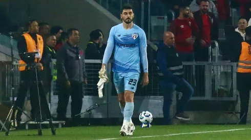RAFAEL jogador do Sao Paulo recebe cartao vermelho do arbitro durante partida contra o Athletico-PR no estadio Arena da Baixada pelo campeonato Copa Do Brasil 2025. Foto: Gabriel Machado/AGIF