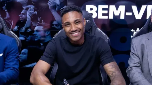 Vitinho durante assinatura do contrato