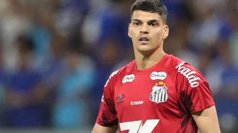 MG – BELO HORIZONTE – 10/08/2025 – BRASILEIRO A 2025, CRUZEIRO X SANTOS – Gabriel Brazao goleiro do Santos durante partida contra o Cruzeiro no estadio Mineirao pelo campeonato Brasileiro A 2025. Foto: Gilson Lobo/AGIF