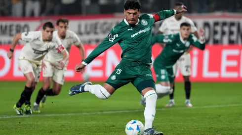 LIMA, PERU – AUGUST 14: Gustavo Gomez of Palmeiras takes a penalty kick during the first leg of the CONMEBOL Libertadores Round of 16 match between Universitario and Palmeiras at Estadio Monumental U Marathon on August 14, 2025 in Lima, Peru. (Photo by Raul Sifuentes/Getty Images)