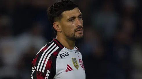 Arrascaeta durante partida contra o Red Bull Bragantino, no Estádio Cícero De Souza Marques, pelo Brasileirão.