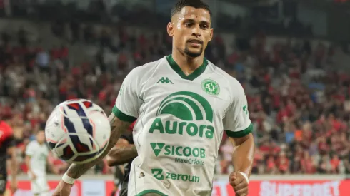 PR – CURITIBA – 08/05/2025 – BRASILEIRO B 2025, ATHLETICO-PR X CHAPECOENSE – Mailton jogador do Chapecoense durante partida contra o Athletico-PR no estadio Arena da Baixada pelo campeonato Brasileiro B 2025. Foto: Robson Mafra/AGIF