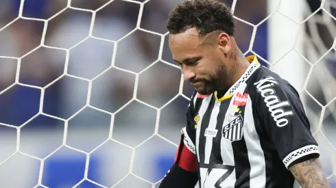 MG – BELO HORIZONTE – 10/08/2025 – BRASILEIRO A 2025, CRUZEIRO X SANTOS – Neymar Junior jogador do Santos lamenta durante partida contra o Cruzeiro no estadio Mineirao pelo campeonato Brasileiro A 2025. Foto: Gilson Lobo/AGIF