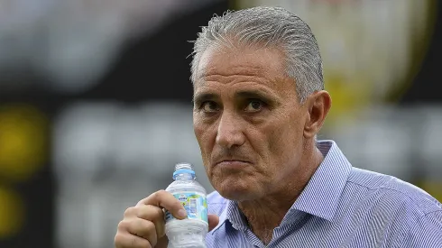 Tite durante jogo do Corinthians na Vila Belmiro.