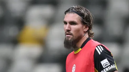 Galo tem aproveitamento abaixo dos 50% sem zagueiro em campo (Foto: Gilson Lobo/AGIF)