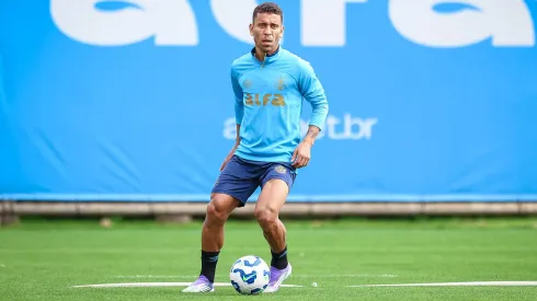 Marcos Rocha em treino com bola no CT Luiz Carvalho, do Grêmio