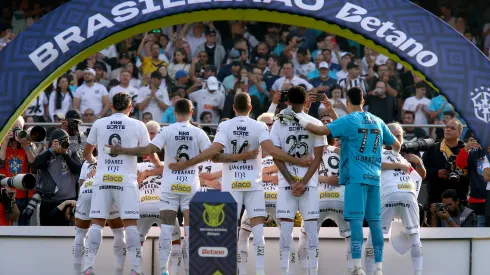SP – SAO PAULO – 17/08/2025 – BRASILEIRO A 2025, SANTOS X VASCO – Jogadores do Santos posam para foto antes na partida contra Vasco no estadio Morumbi pelo campeonato Brasileiro A 2025. Foto: Mauricio De Souza/AGIF