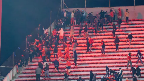 ARGENTINA – AVELLANEDA – 20/08/2025 – COPA SUL-AMERICANA 2025, INDEPENDIENTE X UNIVERSIDAD DE CHILE – Torcidas entram em confronto durante partida entre Independiente e Universidad de Chile no Estadio Libertadores de America pela Copa Sul-americana 2025. Foto: Lucas Gabriel Cardoso/AGIF
