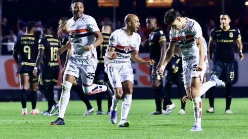 SP – SAO PAULO – 19/08/2025 – COPA LIBERTADORES 2025, SAO PAULO X ATLETICO NACIONAL – Jogadores do Sao Paulo comemoram vitoria por penaltis em decisao durante partida contra o Atletico Nacional no estadio Morumbi pelo campeonato Copa Libertadores 2025. Foto: Marcello Zambrana/AGIF