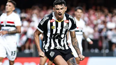 Sem gols há quatro meses, Tiquinho Soares busca fim do jejum pelo Santos. Foto: Fabio Giannelli/AGIF