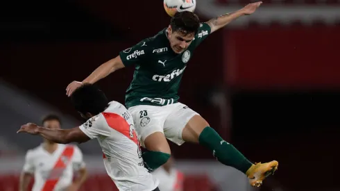 AVELLANEDA, ARGENTINA – JANUARY 05: Raphael Veiga (R) of Palmeiras fights for the ball with Robert Roja of River Plate during a first leg semifinal match between River Plate and Palmeiras as part of Copa CONMEBOL Libertadores 2020 at Estadio Libertadores de América on January 05, 2021 in Avellaneda, Argentina. (Photo by Juan I. Roncoroni – Pool/Getty Images)