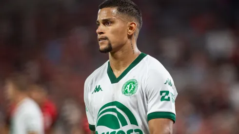 Mailton jogador do Chapecoense durante partida contra o Athletico-PR no estadio Arena da Baixada pelo campeonato Brasileiro B 2025. Foto: Luis Garcia/AGIF