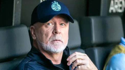 Mano Menezes no comando técnico do Grêmio – Foto: Fernando Moreno/AGIF