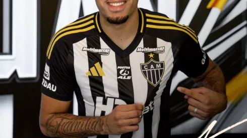 Galo anunciou zagueiro nesta segunda-feira (Foto: x/Twitter Oficial Atlético-MG)