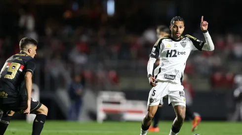 Volante chegou ao Galo na janela de transferências de meio de ano (Foto: Marlon Costa/AGIF)