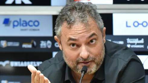 Alexandre Mattos em coletiva de imprensa na Vila Belmiro.