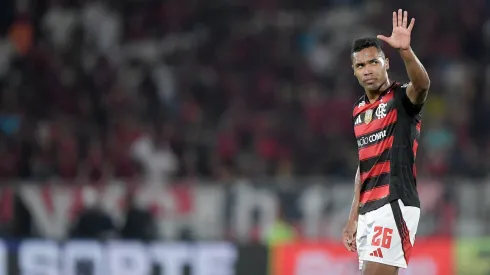 Alex Sandro deixando o gramado após lesão na panturrilha – Foto: Thiago Ribeiro/AGIF