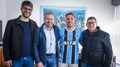 Diretor de futebol Guto Peixoto, executivo de futebol Luis Vagner Vivian, volante Arthur e vice de futebol Alexandre Rossato no ato de assinatura de contrato. FOTO: LUCAS UEBEL/GREMIO FBPA